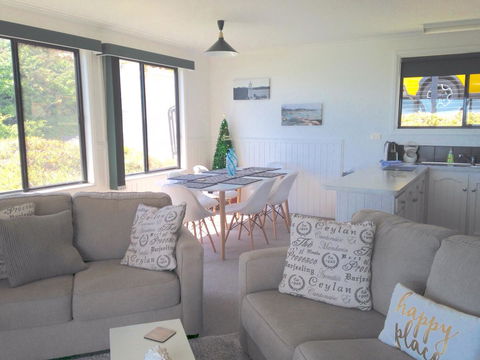 KINGFISHER COTTAGE Beachfront At The Binalong Bay - Tourism Guide 24