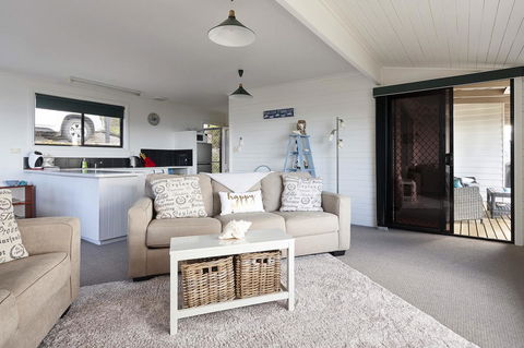 KINGFISHER COTTAGE Beachfront At The Binalong Bay - Tourism Guide 22