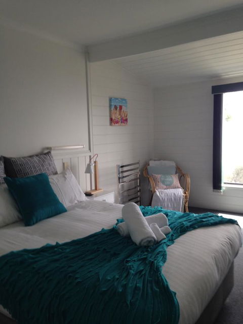 KINGFISHER COTTAGE Beachfront At The Binalong Bay - Tourism Guide 23