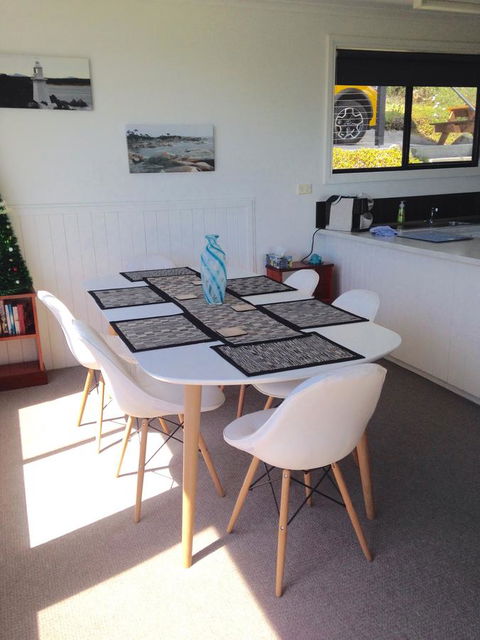 KINGFISHER COTTAGE Beachfront At The Binalong Bay - Tourism Guide 14