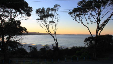 KINGFISHER COTTAGE Beachfront At The Binalong Bay - Tourism Guide 19