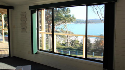 KINGFISHER COTTAGE Beachfront At The Binalong Bay - Tourism Guide 13