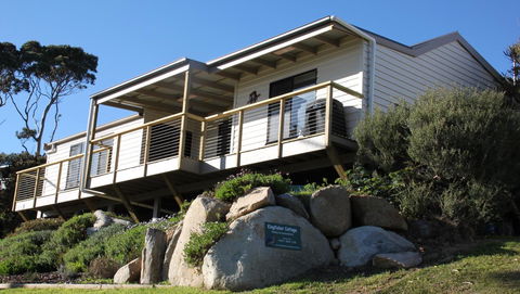 KINGFISHER COTTAGE Beachfront At The Binalong Bay - Tourism Guide 0