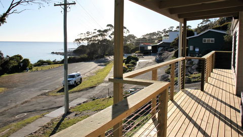 KINGFISHER COTTAGE Beachfront At The Binalong Bay - Tourism Guide 9