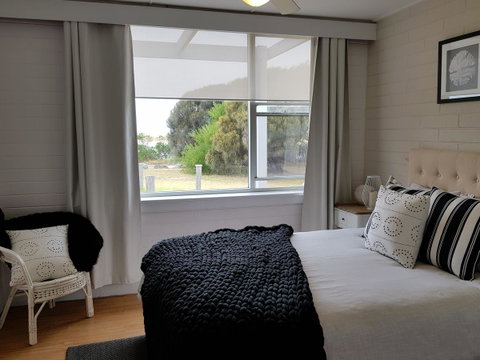Beach Hut Scamander - Tourism Guide 0