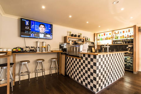 The Waverley International Hotel - Tourism Guide 24