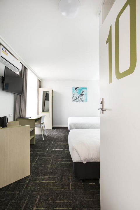 Nightcap At Sandringham Hotel - Travel Search 21