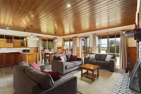 Apollo Bay Cottages - Tourism Guide 2