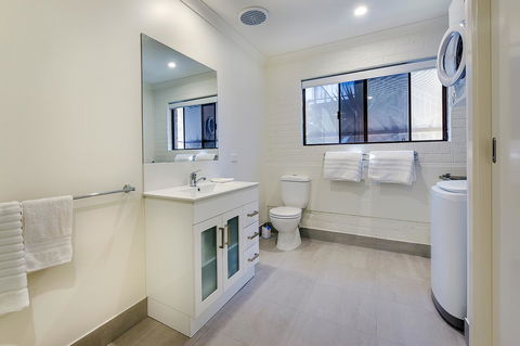 Allambi Holiday Apartments - Tourism Guide 35