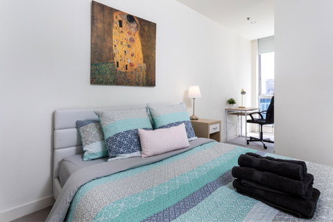 La Maison - Great View, Free Parking, Pool, Gym, Perfectly Located 2BR Apartment - Tourism Guide 4
