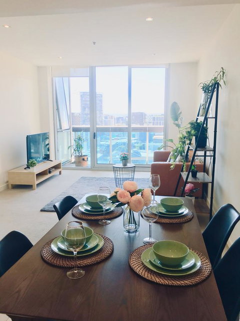 La Maison - Great View, Free Parking, Pool, Gym, Perfectly Located 2BR Apartment - Tourism Guide 24