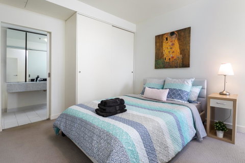 La Maison - Great View, Free Parking, Pool, Gym, Perfectly Located 2BR Apartment - Tourism Guide 5