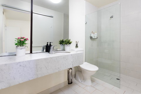 La Maison - Great View, Free Parking, Pool, Gym, Perfectly Located 2BR Apartment - Tourism Guide 18