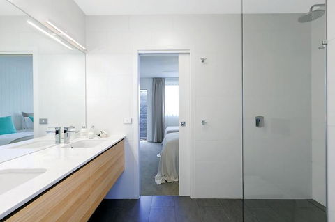 Lakes Edge Apartments - Tourism Guide 2