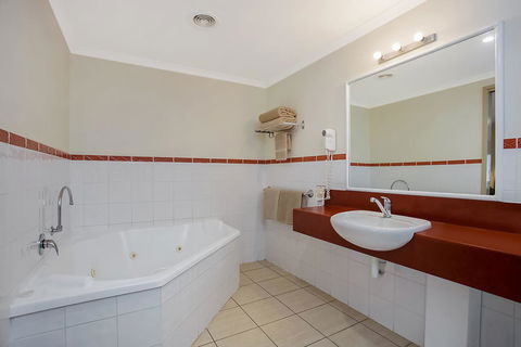 Comfort Inn Warrnambool International - Travel Agents 11