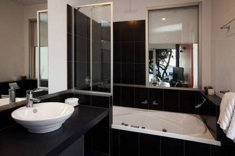 Battery Cove Beach Front Apartment - Travel Search 4