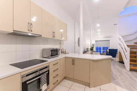 Unique 3 Bedroom Central CBD Townhouse - Tourism Guide 5