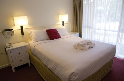 Sanctuary House Resort Motel - Tourism Guide 9