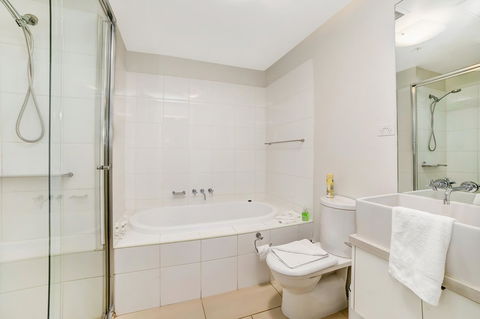 Signature Waterfront Apartments - Travel Agents 14