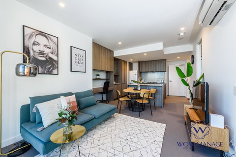 WOW Apartment On Lonsdale - Tourism Guide 0