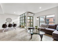 Sophisticated modern 3 bed home in foodie paradise
