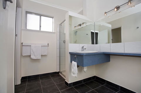 Hamilton Townhouse Motel - Travel Agents 9