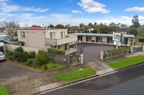 Hamilton Townhouse Motel - Travel Agents 7