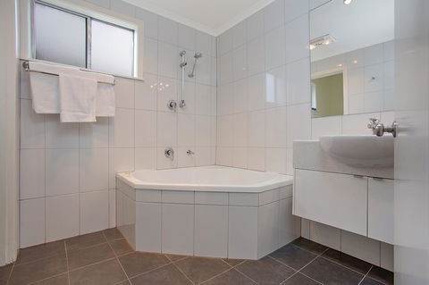 Hamilton Townhouse Motel - Travel Agents 18