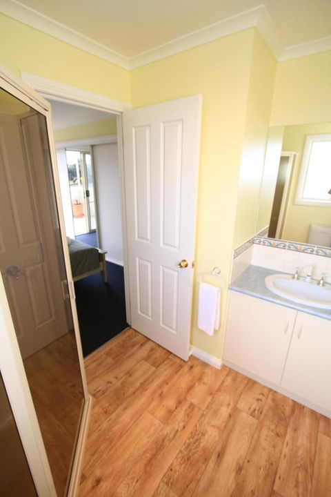 Hamilton Townhouse Motel - Travel Agents 2