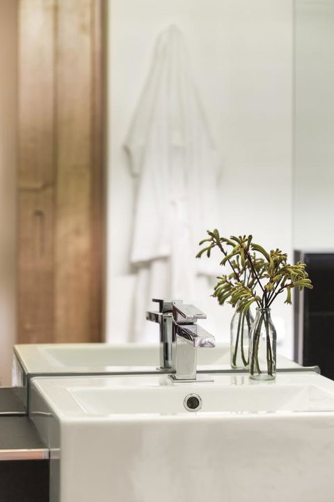 Botanica Editions - Tourism Guide 32