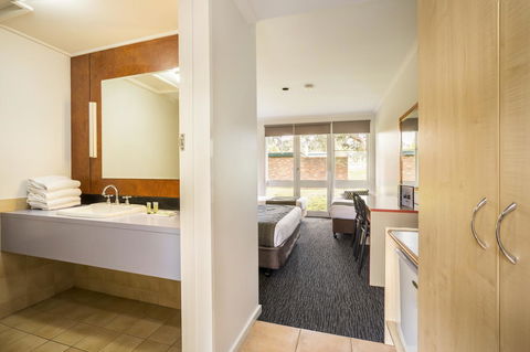 Burvale Hotel - Travel Search 8