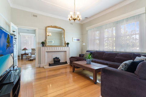 HogmortHomes Neale Street - Tourism Guide 1