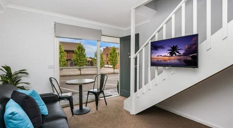 Apartments 521 - Travel Agents 3