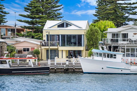 The Waterfront Apartment - Travel Search 3