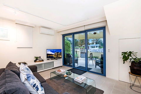 The Waterfront Apartment - Travel Search 9