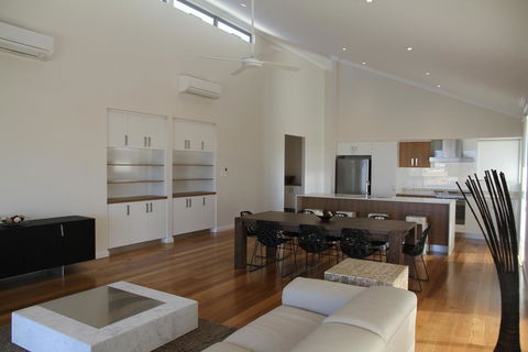 The Carnarvon Luxury Canal Home - Travel Search 3