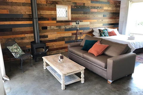 The Cottage - 58 Acre Farm Stay At Hanging Rock - Travel Search 0