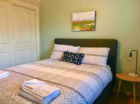 The Entertainer - Downtown Orange, Sleeps 11 - Cruises Travel 2