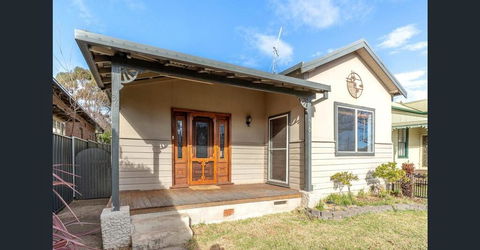 The Entertainer - Downtown Orange, Sleeps 11 - Cruises Travel 1