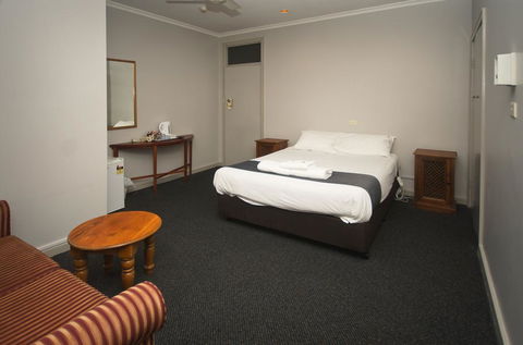 The George Hotel - Cruises Travel 3