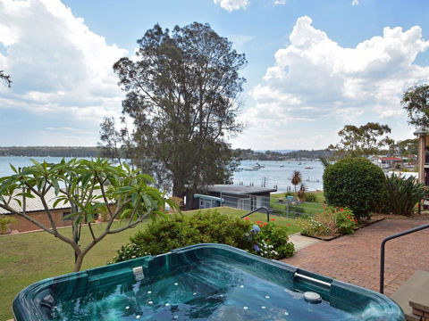 The House On The Lake @ Fishing Point, Lake Macquarie - Honestly Put The Line In And Catch Fish - Travel Agents 1