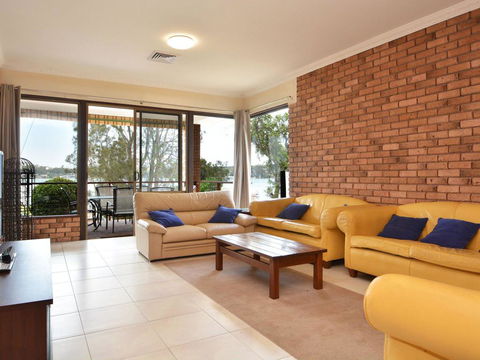 The House On The Lake @ Fishing Point, Lake Macquarie - Honestly Put The Line In And Catch Fish - Travel Agents 3