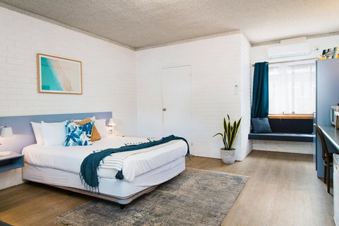 The Med Crescent Head - Travel Agents 0