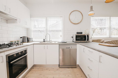 The Palms - Stylish, Modern And Cute As A Button - Travel Agents 3