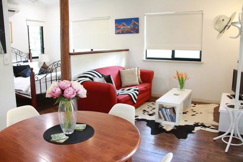The Quarters Self Contained Bungalow - Travel Agents 2
