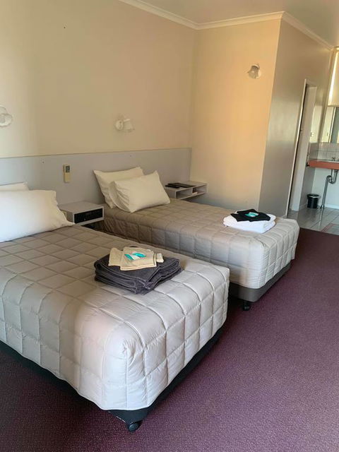 The Royal Motel - Cruises Travel 1