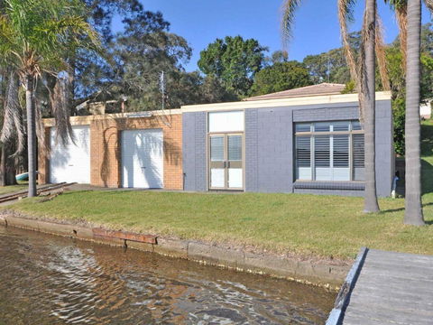 The Studio On The Lake @ Fishing Point, Lake Macquarie - Honestly Put The Line In And Catch Fish - Travel Agents 1