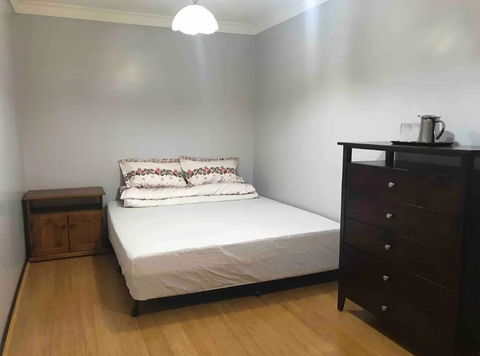 Thomastown Antique House En-suite Room - Travel Search 0