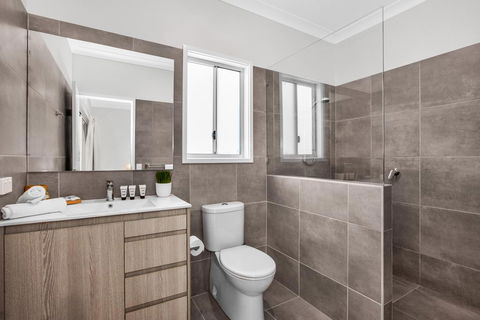 Three-Bed Family Entertainer Near Beach And Cafes - Travel Search 3