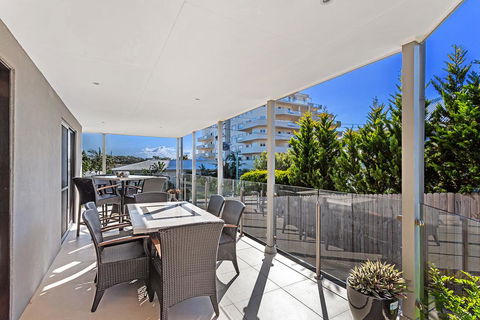 Tomaree Road, 16 - Travel Agents 3